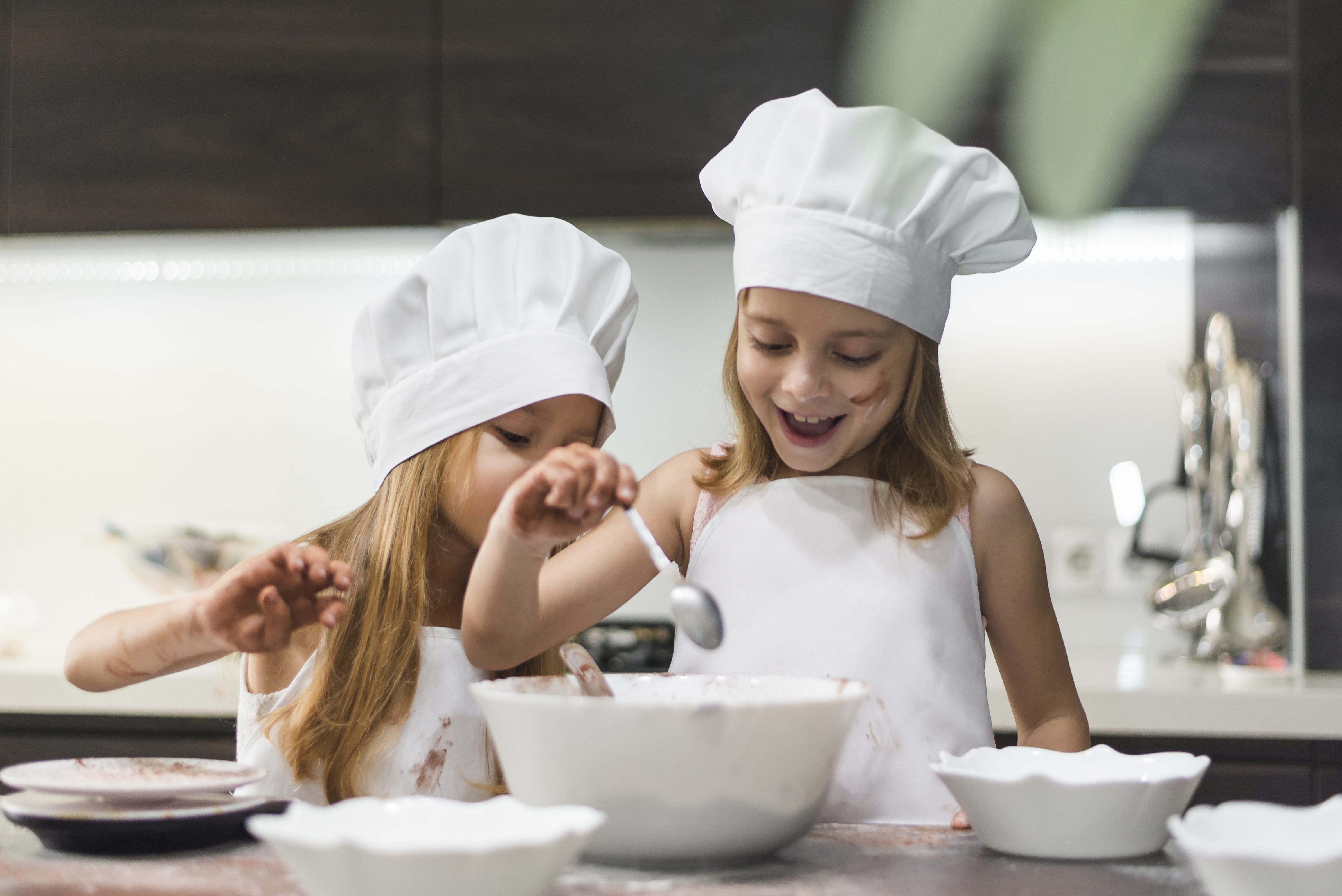 Любов до кулінарії з народження. Як заохотити дитину до спільних занять та зацікавити приготуванням разом з мамою
